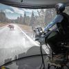 Diplompsychologe Sebastian Will zeigt auf dem Motorrad-Simulator, dass man auch die Reaktion beim Auftauchen eines Wildtieres üben kann.