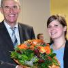 Oberbürgermeister Siegfried Müller gratulierte Quartiersmanagerin Sandra Aufenanger für ein Jahr erfolgreicher Arbeit im Stadtteilzentrum Kitzingen-Siedlung.