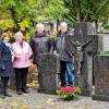 Der Frickenhäuser Bürgerverein hat sich dafür eingesetzt, dass die Grabstätte des letzten Benefiziaten Kurt Zisché und seiner Familie als Gedenkstätte erhalten bleibt. Im Bild von links, Monika Haubner und Paula Faßbender vom Bürgerverein, Bürgermeister Reiner Laudenbach und Vorsitzender Peter Bentlage.