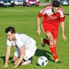 Hopferstadts Torschütze Johannes Popp am Boden. Paul Wassermann (SpVgg Gülchsheim) hat freie Bahn. Aber nur in dieser Szene. Hopferstadt gewann die Partie mit 2:0.