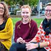 Beate Hechtle-Frieß vom Zentrum für Aphasie und Schlaganfall Unterfranken (links außen) hilft Lena und ihrer Mutter Tina Freudenberger, mit dem Schicksal „Schlaganfall“ fertig zu werden.