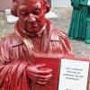Jeder bunte Luther präsentiert einen anderen Spruch.