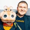 „Amanda packt aus“: Comedian Sebastian Reich und Nilpferd Amanda gastieren am Samstag im Zeiler Rudolf-Winkler-Haus.