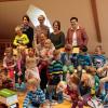 Schwerer Abschied: Antonie Lamm (Mitte) wurde nach 42 Berufsjahren, davon fast 35 Jahre als Kindergartenleiterin des Kommunalen Kindergartens, von Kinder, Eltern und vom Markt Oberelsbach offiziell und in sehr würdigem Rahmen in den Ruhestand verabschiedet. Neben den Kindergartenkindern verabschieden sich von Antonie Lamm (v. l.) Ramona Fries vom Elternbeirat, die stellvertretende Kindergartenleiterin Marisa Herbert, die Kindergartenleiterin Christina Wolf sowie Bürgermeisterin Birgit Erb.