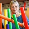 Barbara Metzger mit sogenannten Boomwhackern. Auch diese Instrumente kommen bei der Elementaren Musikpädagogik zum Einsatz.