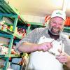 Bernd Unger holt Gewürze aus der Kammer. Außer Pökelsalz und Pfeffer verrät er keine Details der Zusammensetzung seines Rotgelegten. Bernd Unger holt Gewürze aus der Kammer. Außer Pökelsalz und Pfeffer verrät er keine Details der Zusammensetzung seines Rotgelegten.