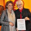 Kreisvorsitzende Doris Paul (links) kürte Marion Seib zum Ehrenmitglied beim 50-jährigen Jubiläum des Kreisverbandes der Frauen Union.