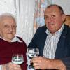 Adolf Willfahrt feierte am Samstag in Unterickelsheim 90. Geburtstag. Bürgermeister Rainer Ott, Freunde und Nachbarn gratulierten zum runden Geburtstag.