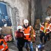 Gerlinde Kretschmann, Ehefrau von Ministerpräsident Kretschmann und Tunnelpatin, im Albabstiegstunnel mit einem Mineur zusammen, der die Statue der Heiligen Barbara hält. Die Bahn feiert den Durchschlag des Tunnels des Bahnprojektes Stuttgart-Ulm.