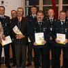 Viele Feuerwehrleute sind unter den neuen Inhabern der Ehrenamtskarte in Gold, die Landrat Wilhelm Schneider (rechts), Monika Strätz-Stopfer von der Koordinierungsstelle Ehrenamt (links) und Juliane  Freund vom Bayerischen Staatsministerium für Arbeit und Soziales, Familie und Integration (Dritte von links) überreichten.