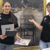 Gruppe „Kunstgespräche“: Christina Messerer (links) und Jule Hilgenberg von der Gruppe Kunstgespräche von der Leopold-Sonnemann-Realschule.