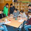 Die Schüler der Klassen M9 und M10 begrüßten jüngst mit ihren Klassenleitern Michael Appelmann und Angelika Gerhard Mitarbeiter der „Initiative junge Forscherinnen und Forscher“ aus Würzburg zu besonderen Unterrichtsstunden. Der Biologe Shawn Kennedy und der Diplomchemiker Matthias Gerhard brachten den Schülern die Bionik und die Leichtbauweise nahe, teilt die Schule mit. Es ging um Fragen wie „Was hält am besten warm?“, „Warum fliegt ein Flugzeug?“ oder „Wie funktioniert eine Rakete?“ Durch einfache, aber eindrucksvolle Versuche in kleinen Gruppen konnten die Schüler selbst Versuche zu Wärmeisolation, zum Auftrieb und zum Rückstoß durchführen und ihre Erkenntnisse dokumentieren. Der zweite Tag gehörte dem Leichtbau, damit meint man eine gewichtssparende Bauweise bei gleicher Stabilität. Auch diesmal gab es Versuche zu den Themen Faserverbundstoffe, Materialleichtbau, Strukturleichtbau und Systemleichtbau. Danach wurde es spannend: Die Schüler mussten eine möglichst leichte Brücke mit 30 Zentimeter Spannweite nur aus Papier und Tesafilm bauen, die ein Gewicht von 500 Gramm aushält und über die ein Modellauto fahren kann. Mehr oder weniger schnell kamen sie zu brauchbaren Ergebnissen. Foto: Birgit Hümmer