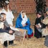 (ast)   Am zweiten Adventssonntag zog es auch dieses Jahr wieder viele Besucher nach Abtswind, welche die Stände rund um den Hof des Rathauses und des Haus des Gastes anschauten. Dort wurden Weihnachtsschmuck Stickereien und vieles mehr angeboten. Zum Aufwärmen gab's den original „Abtswinder Dunnerkeil“. Im Kräuter- und Teedorf gibt es nämlich einen Glühwein nach eigener Rezeptur, der durchaus mundet. Der magische Anziehungspunkt war aber das Krippenspiel in der Scheune von Klaus Lenz. Vier neue Darsteller waren diesmal mit dabei, um das einst von Rita und Ernst Mix vor gut 25 Jahren initiierte Stück aufzuführen. Von Anfang an ist Alfred Schwanfelder dabei. An drei Abenden wurde im Vorfeld geprobt, Kerstin und Wolfgang Weber sowie Doris Senft-Balogh leiteten das Ganze. Mit dabei waren Elisabeth Zehnder und Gerald Koos als Maria und Josef, Barbara Schneider, Thomas Klein und Wolfgang Weber im Gewand der Hirten. Die Drei Könige spielten Dietmar Koos, Alfred Schwanfelder und Fritz Zehnder, als Engel durften Davin Grunasi, Emily Koos, Barbara Krämer, Luna Weber und Anouk Zehnder mitwirken. Insgesamt elf Mal meisterten sie ihren Auftritt.