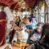 Seit knapp 30 Jahren rattert die Nikolausbahn in der Vorweihnachtszeit durch Würzburg. Vor allem an den Samstagen begrüßt der Nikolaus (Michael Dees) mehrere hundert Fahrgäste.