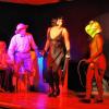 Skurrile Spannung beim neuen Stück im Krimikeller Rothenfels: Ein wenig frommer Pfarrer, eine neugierige Dame, ein subtil verkleideter Inspektor und seine unfreiwillig singende und strippende Assistentin treffen in einem Nachtclub auf den Frosch mit der Peitsche.