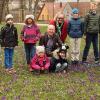 Zum zweiten Mal feierten viele Besucher aus der Umgebung und von weiter her kommend am Sonntag im Schlosspark von Oberschwappach den „Oberschwappacher Frühlingsanfang“ mit 100 000 blühenden blauen Krokussen. Darauf weist Bürgermeister Stefan Paulus in einer Pressemitteilung hin. Eingeladen zu dem Fest hatten der Kulturverein Museum Schloss Oberschwappach, die Gemeinde Knetzgau und der örtliche Feuerwehrverein. Auch wenn das Wetter eher trüb und die Temperaturen frisch waren, zeigten die Krokusse doch ihre Farbenpracht und erfreuten damit die Besucher. Das Bild zeigt Knetzgaus Bürgermeister Stefan Paulus, den  Vorsitzenden des Kulturvereins Egon A. Stumpf sowie die Kulturvereinsmitglieder Annemarie Markfelder und Elisabeth Ambros mit einigen Kindern zwischen den Krokussen. (em)