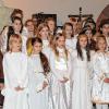 (maha)   Am Samstagnachmittag strömten viele Familien aus Marktheidenfeld und Umgebung zur Kinderkrippenfeier in die katholische Pfarrkirche St. Josef. Dort trug Schwester Magdalena Stauder die frohe Botschaft von der Geburt Christi vor über 600 Besuchern vor und betete mit der Gemeinde für den Frieden in der Welt. Daneben stand die Aufführung des Singspiels „Wenn Engel streiten“ des Kirchenmusikers Ralf Grössler im Mittelpunkt. Pastoralreferent Alexander Wolf hatte das Stück mit einem Kinderchor eingeübt, der eigens für dieses Projekt gebildet worden war. Sigrid Lorenz hatte die Regie übernommen. Die musikalische Begleitung kam von der Jugendband „La Speranza“ mit Unterstützung von Thomas Grön am Klavier und Philipp Lorenz am Schlagzeug. So erlebten die Besucher eine schwungvolle Erzählung über die Herbergssuche der Heiligen Familie mit. Dabei gerieten die zauberhaft kostümierten Engel im Himmel so darüber in Streit, wer von ihnen der richtige sei, die frohe Botschaft zu verkünden, dass sie fast die Geburt im Stall von Bethlehem verpasst hätten. Schließlich gelang es dem kleinsten Engel nach Marias Wiegenlied, alle übrigen zum Chor und zu einer gelungenen Einstimmung auf den Heiligen Abend zu vereinen.