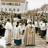 Dekan Franz Hegmann empfängt Bischof Josef Stangl auf dem Vorplatz der St.-Josefs-Kirche zur Weihe der Kirche am 16. September 1967.
