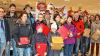 (kar) Traditionsgemäß veranstaltete das E-Center Then in der Kastanienallee ein Gewinnspiel in der Adventszeit. Dabei konnten die Kunden eine Karte mit ihrer Adresse in die Glücksbox werfen. Täglich fungierte die stellvertretende Marktleiterin Nancy Klose (im Bild links) als Glücksfee und zog den Tagespreis. Der Tagesgewinner wurde informiert und zur Preisverteilung am Heiligen Abend eingeladen. Wertvolle Sachpreise (unter anderem ein Longboard) konnten die Gewinner freudig in Empfang nehmen. Den Hauptpreis vom 24. Dezember, ein Tablet, gewann Laura Kundler, die sich darüber riesig freute, denn es war die erste Teilnahme an einem Gewinnspiel überhaupt in ihrem Leben. Nancy Klose bedankte sich auch im Namen des E-Center Betreibers Ralf Then und wünschte den Kunden schöne Festtage und für das Jahr 2017 Gesundheit und Wohlergehen. Mit der Markt-Mitarbeiterin Ulrike Seufert (rechts) überreichte sie die Sachpreise. Einige Gewinner, die an diesem Tag verhindert waren, bekommen die Preise nachgereicht.