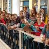 (cop)   Eine vorweihnachtliche Geographieexkursion führte die Fünftklässler des Gymnasiums Steigerwald-Landschulheim Wiesentheid kürzlich nach Bamberg ins Naturkundemuseum und auf den Weihnachtsmarkt. Voller Vorfreude machten sich laut Pressemitteilung 39 Schüler der 5a und 5b, ihre zwölf Tutoren aus den 8. und 9. Klassen sowie die drei Begleitlehrer Eva Burkhard, Jutta Köhler und Harald Godron mit dem Bus auf den Weg in die Bamberger Innenstadt. Zunächst stand der Besuch des dortigen Naturkundemuseums auf dem Programm. Aufgeteilt in die zwei Klassen besichtigten die Jugendlichen mit Hilfe eines Arbeitsblattes und den dazugehörigen Erkundungsaufträgen das sehenswerte Museum. Dabei vertieften sie ihre Unterrichtskenntnisse von der Entstehung und dem Aufbau des Planeten Erde und sammelten neue Informationen über die Tier- und Pflanzenwelt in unserem Heimatraum, heißt es in der Pressemitteilung. Besonders der sehenswerte zweigeschossige Ausstellungssaal mit den Tierexponaten (Bild) begeisterte die Jugendlichen und es wurde ihnen bewusst, wie artenreich und schützenswert unser Planet ist. Anschließend durften die Schüler in Kleingruppen unter Führung ihrer Tutoren den Bamberger Weihnachtsmarkt und die angrenzende Fußgängerzone durchstreifen.