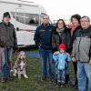 Wollen den ersten Sonnenaufgang 2017 auf dem Campingplatz am Hainig begrüßen: Camper Hans Jörg Wessel, Königspudel Eni, Marco, Britta und Julian Haag, Renate Wessel sowie Heinz und Renate Wessel.