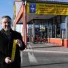 Es war am späten Nachmittag des 23. Dezembers. Der Vater hatte im Discounter „Netto“ an der Alten Bahnhofstraße schnell noch sieben Artikel für 12,33 Euro gekauft. Als er in seinen BMW einsteigen wollte, war ein gelber Zettel unter den Scheibenwischer geklemmt, der den Senior aufforderte, 30 Euro wegen Falschparkens auf den Netto-Parkplatz an die Überwachungsfirma „Park & Control“ zu überweisen. Hinweisschilder auf den Parkplätzen von Geschäften, die das Abstellen des Autos nur während des Einkaufs erlauben, gibt es seit Jahren. Es werden immer mehr und immer größere Schilder, doch kaum einer nimmt diese ernst, da Kontrollen bislang eher Ausnahme als Regel sind. Ernst macht seit Monaten Netto an der Alten Bahnhofstraße. Auch bei Netto in Euerbach werden Strafzettel verteilt – nicht von den eigenen Angestellten, sondern von dem beauftragten Überwachungsdienst, weswegen die Damen und Herren an der Netto-Kasse die Strafzettel nicht zurücknehmen können. Der Sohn hatte dem Vater versprochen, zu regeln, was zu regeln geht und rief in der Redaktion dieser Zeitung an, deren Redakteur sich auf in die Alte Bahnhofstraße machte, um dort zu sehen, dass auf dem ganzen Parkplatz zahlreiche und für jeden Nutzer gut sichtbare Schilder ein Parken nur während des Einkaufens im Laden und auch nur für 60 Minuten bei Verwendung der gut sichtbar hinter der Autoscheibe zu legenden Parkscheibe erlauben. Zusätzlich macht ein großes Banner über den Eingang auf dem Parkscheibenpflicht aufmerksam. Um den Fall des Rentners kann sich die angesprochene Angestellte nicht kümmern. Sie verweist auf Park & Control und darauf, dass beim Einschicken des Kassenbons samt Strafzettel (Vertragsstrafe wegen Verstoßes gegen die Allgemeinen Geschäftsbedingungen zur Nutzung des Parkplatzes) von dem Bußgeld sicherlich Abstand genommen werde. Genau dies macht der Sohn, der umgehend die automatisierte Antwort erhält, dass Park & Control den Vorgang prüfe. Noch vor dem Jahreswechsel kommt dann auch das Ergebnis der Prüfung: Auf kulantem Wege kommt man dem Vater entgegen, macht „einmalig“ eine Ausnahme und storniert. Dass der Überwachungsdienst so nicht hätte reagieren müssen, sagt die Polizei. Weil es genügend Hinweisschilder geben würde, sei ein Bußgeld in Ordnung. So sieht dies auch der städtische Verkehrsreferent Jan von Lackum, dem allerdings 30 Euro als etwas hoch gegriffen erscheinen. Bei gleicher Ordnungswidrigkeit nimmt die öffentliche Hand 15 Euro. Da ein Anruf der Redaktion beim Netto-Kundentelefon keinen Kontakt zu einem Verantwortlichen auf übergeordneter Ebene beschert, sondern nur den Tipp, nochmals mit dem Marktleiter zu sprechen, kommt der Redakteur erneut in die Alte Bahnhofstraße. Die Regelung sei gut und allseits akzeptiert, sagt man im Geschäft. Die Kunden würden es schätzen, verlässlich einen Parkplatz zu bekommen, was früher nicht der Fall gewesen sei, weil Dauerparker (Bahnkunden, Mitarbiter des Leopoldina-Krankenhauses, der Polizeiinspektion, der Johanniter, Anwohner und Besucher der Innenstadt) die Stellplätze belegt hätten. Schlechte Erfahrungen hatte Netto vorher mit einer Schranke gemacht. Diese sei Woche für Woche mutwillig zerstört worden, weil Leute nach Geschäftsschluss mit dem Auto aus dem Parkplatz hätten heraus fahren wollen.