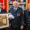 Kommandant Heiko Saum (von links) ehrte Hubert Wolf für 60 Jahre Mitgliedschaft bei der Feuerwehr Stadtlauringen. Stefan Bauer zeichnete er für 40 Jahre Treue aus.