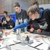 Team RoboRIG vom Riemenschneider-Gymnasium rüstet ihre Maschine, bevor die Jury eine Bewertung abgibt.
