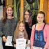 Michael Mangold mit den erfolgreichen Musikerinnen (von links) Julia Straub, Amelie Then, Hannah Then, Maja Wendel, Hannah May.