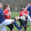 Hoch das Bein: Die Schweinfurterin Jasmin Günes TG 48 Schweinfurt (rot) sowie die Aschaffenburgerinnen Mafalda Sondermann (links) und Stefanie Schwindt versuchen sich den Ball zu schnappen.