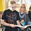 Regelmäßige Nutzer der Stadtbibliothek: Catharina Caspari (rechts) und ihr Bruder Andreas (links), beide aus Oberlauringen, informieren sich bei Bibliotheksleiterin Annedore Dietz-Holzheimer über die neuesten Angebote in der Bad Königshöfer Bücherei.