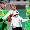 Zur Brust genommen: Fürths Serdar Dursun (rechts) im Zweikampf mit Gladbachs Christoph Kramer.