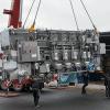Eine neue Flaschenabfüllstraße wird zurzeit in der Brauerei Kesselring in Marktsteft montiert. Allein das Maschinenteil der Reinigungsanlage ist ein Ungetüm, das per Kran an seine Position gehievt wurde.