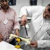(oli)   Einen besonderen Workshop bot Chefarzt Dr. Matthias Blanke am Leopoldina-Krankenhaus an. Beim zum ersten Mal durchgeführten Schweinfurter Traumasymposium für junge Orthopäden und Unfallchirurgen in der Facharztausbildung bekamen die gut 50 Ärztinnen und Ärzte sowie OP-Personal aus dem Raum Würzburg/Schweinfurt/Bamberg die Möglichkeit die neusten Implantate und Techniken live unter Anleitung erfahrener Operateure am so genannten Sawbone auszuprobieren. „Wir sind mit 4000 stationären Patienten und gut 5000 Operationen pro Jahr eine der großen orthopädischen und unfallchirurgischen Kliniken in Bayern“, erklärt Chefarzt Blanke, der sowohl im Leopoldina-Krankenhaus die Abteilung leitet als auch in der Geomed-Kreisklinik in Gerolzhofen. Das Material und die Operationstechniken, so Blanke, entwickeln sich ständig weiter. „Wir sehen es auch als unsere Verantwortung als größte Klinik, den Kollegen die Weiterbildung zu ermöglichen.“ In einem Lkw eines Herstellers vor dem Leopoldina drängten sich die Fachleute bei den praktischen Übungen zur Marknagelosteosynthese und der winkelstabilen Plattenosteosynthese. Tutoren wie im Bild Oberarzt Dr. Jochen Hüber (rechts) zeigten an Schienbeinen, Unterarmen, Oberschenkelknochen oder Hüften, wie moderne Prothesen angebracht und verschraubt werden. Heutzutage werden die Eingriffe minimal-invasiv durchgeführt.