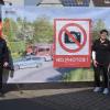 Eindeutige Aufforderung für Personen, die an einer Unfallstelle vorbeifahren, der neue Sichtschutz der Feuerwehr Oberaltertheim. Über die Anschaffung freuen sich Kreisbrandinspektor Winfried Weidner, Kommandant Holger Seubert (links), die Männer der Feuerwehr Oberaltertheim, sowie Oliver und Simone Geiger, die die Anschaffung bezahlten.