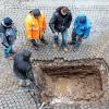 Ein Wasserrohrbruch hat die Spitalstraße in eine Baustelle verwandelt. Erst nach längerem Suchen war es gelungen das Leck ausfindig zu machen, das zwischen Main-Post und Metzgerei Roppelt liegt.