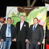 Mitglieder des Vereins „Wir im Spessart“, die den Stopp der aktuellen Planungen für einen Nationalpark Spessart fordern, überreichten eine Resolution an Ministerpräsident Horst Seehofer. Dieser sagte den Demonstranten ein Gespräch zu und hat eine Delegation der Nationalparkgegner nach München eingeladen. Das Foto zeigt Seehofer mit Stefan Köhler (links von ihm) und Simon Amend (rechts von ihm).