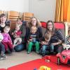 (sap)   Jeden Dienstagvormittag zwischen neun und elf Uhr ist Betrieb im Katholischen Pfarrsaal in Mellrichstadt. Kinder wuseln im Nebenraum umher, spielen oder vergnügen sich im Bällebad. Mit ihren Mamas treffen sie sich zur wöchentlichen Krabbelgruppe. Es wird gespielt, gemeinsam gefrühstückt und gesungen. Die Krabbelgruppe bietet Abwechslung zum Familienalltag. Die Kleinen treffen hier auf gleichaltrige Kinder außerhalb der Familie. Die Eltern können sich über ihre Erfahrungen mit dem Nachwuchs austauschen. Die Gruppe richtet sich an Kinder im Alter von null bis drei Jahren mit ihren Eltern, Großeltern oder Betreuungspersonen. Das Angebot ist nicht nur auf die Stadt Mellrichstadt mit ihren Stadtteilen begrenzt, Familien aus den umliegenden Ortschaften sind ebenfalls willkommen. In den Faschingsferien findet keine Krabbelgruppe statt. Weitere Informationen bei Sabine Pagel, ? (09773) 8368.