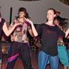 (fr)   Mit flotten Tanzeinlagen begeisterte die Gruppe Dancemoves (Foto) mit ihrem Trainer Christian Zufraß beim Faschingsabend des TSV im vollbesetzten Sportheim. Als erster stieg Stefan Preger in die Bütt, der mit seinen 13 Jahren freiweg als Junglandwirt berichtete. Es folgte Peter Seufert, der so manche Enttäuschung aus seinem Eheleben preisgab. Ein Höhepunkt war wieder die TV-Sendung „Dallem total“ mit den Interpreten Timo und Kathrin Köhler, Eva Seufert, Martin Bayer, Reinhard Berger, Burkard Kaiser, Sebastian Heinrich und Frank Klose. Sie berichteten aus dem Theilheimer Dorfgeschehen. Dabei stellten sie fest, dass die Kirchenrenovierung in Theilheim ganz schön teuer war. Die Lacher auf seiner Seite hatte Sebastian Heinrich mit seinen Beiträgen als Eierverkäuferin und als er zwei Schwanfeldern eine alte Kuh andrehte. Viel Aufmerksamkeit bekamen auch die Bäckersfrau Jasmin Heinrich und Thomas Gropp: Die Gesundheitskontrolle fand es im Bäckerladen anstößig, dass dort drei Amerikaner auf einer Schnecke liegen. Einen besonderen Akzent setzte die Tanzgarde aus Hergolshausen, die mit viel Beifall zu einer Zugabe aufgefordert wurde. Durch den lustigen Abend führte Josef Wagner. Für beste Stimmung sorgten mit ihren musikalischen Beiträgen Bernhard Schäfer und Sängerin Moni.