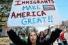Eine Studentin demonstriert gegen Trumps Haltung gegenüber Einwanderern und verändert dazu seinen Wahlkampf-Slogan zu: „Einwanderer machen Amerika groß“.