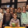 Thorben Ulrich (sitzend) gewann den Kreisentscheid des Vorlesewettbewerbs. Links neben ihm die Zweite Pia Güntzel, rechts neben ihm die Dritte Pauline Tempcke. Glückwünsche sprachen Bibliotheksleiterin Claudia Scheler (von rechts) und Zweite Bürgermeisterin Rita Rösch aus.Foto: Karin Nerche-Wolf