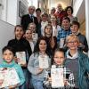 Die diesjährigen Sieger des Vorlesewettbewerbs auf Kreisebene mit Landrat Wilhelm Schneider, der BIZ-Leiterin Annelie Ebert (vorne rechts) und den Jury-Mitgliedern.