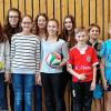 (mhk)  Die Volleyball-Mädchen der Altersklasse III des Balthasar-Neumann-Gymnasiums (BNG) in Marktheidenfeld waren in der vergangenen Woche beim Nordbayerischen Qualifikationsturnier knapp am Sieg vorbeigeschrammt und erreichten den dritten Platz in Bayern. Die Badminton-Jungen der Altersklasse IV konnten ihr gleichwertiges Turnier, das am Dienstag in Marktheidenfeld stattfand, sensationell gewinnen. Durch diesen Coup sind sie für das Landesfinale in Geretsried qualifiziert. Das ist der größte Erfolg, den eine Schulmannschaft in ihrer Altersklasse erreichen kann. Beide Teams, betreut von Lehrer Christoph Weis, hatten sich zuvor auf Landkreis- sowie Bezirksebene gegen die Konkurrenten durchgesetzt. Im Bild: Schulleiter Hartmut Beck (links) mit dem Volleyball-Team, den Badminton-Jungen und Betreuer Christoph Weis.