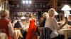 Sängerin Heike Gündisch verzauberte ihre Zuhörer beim Glamour-Dinner unter dem Motto „Liebeszauber“ im Brunnenhof in Handthal. Beim Abschusslied „Que sera, sera“ schunkelte das Publikum begeistert mit.