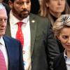 Bundesverteidigungsministerin Ursula von der Leyen (CDU) weist US-Verteidigungsminister James Mattis bei der Ankunft den Weg zur Eröffnung der Münchner Sicherheitskonferenz im „Bayerischen Hof“ in München.