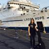 Viola Muck vor dem Missionsschiff "Logos Hope".