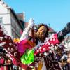 Ein Federahannes, eine Rottweiler Narrenfigur, springt in Rottweil beim Narrensprung durch die Luft.
