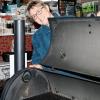 Grills gibt es in allen Größen und Preislagen. Manche erinnern an Dampflokomotiven, wie dieses Exemplar, das Ulrike Zauner zeigt.