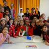 (amk)   Bereits seit 22 Jahren gibt es die Mittagsbetreuung an der Grundschule Zellingen. Begonnen hatte Marliese Ulsamer mit zwölf Kindern und einer Betreuerin. Mit kurzer Unterbrechung war sie die dienstälteste Angestellte der mittlerweile stark expandierten Einrichtung, heißt es in einer Pressemitteilung. Am letzten Schultag vor den Ferien wurde Marliese Ulsamer von Kindern, Kolleginnen, Schulleitung und dem Vorstand des Fördervereins in den Ruhestand verabschiedet. Derzeit nutzen über 100 Kinder die Mittags- und Hausaufgabenbetreuung in beiden Schulhäusern. In Zellingen gibt es drei Buchungszeiten: Die reine Mittagsbetreuung mit Spiel- und Bastelangebot endet um 13.30 Uhr. Die kurze Hausaufgabenaufsicht ist bis um 14.30 Uhr und die lange Hausaufgabenaufsicht bis um 16 Uhr geöffnet. Zusätzlich besteht für die Kinder in Zellingen die Möglichkeit, an drei Tagen ein warmes Mittagessen einzunehmen, das im Pfarrheim nebenan ausgegeben wird. Im Retzbacher Schulhaus werden die Mittagsbetreuung bis 13.30 Uhr und die kurze Hausaufgabenaufsicht bis 14.30 Uhr angeboten. Um für das kommende Schuljahr planen zu können, bittet der Förderverein um Anmeldung zukünftiger Erstklässler bereits bei deren Schuleinschreibung.