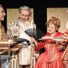 Emotionen, Komik und prächtige Kostüme – das „Teatro in cerca“ setzt im Theater Chambizky das Stück „La locandiera“ aus der Feder Goldonis in italienischer Sprache in Szene.